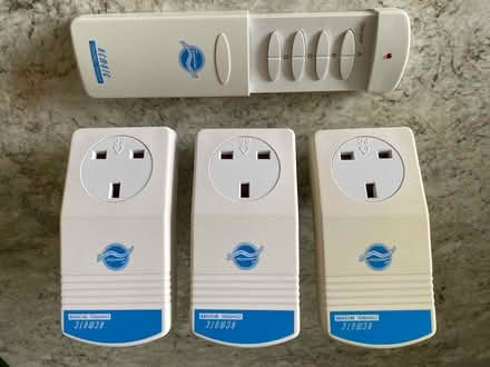 Photo of free 3 Remote control plugs and controller (Welling DA16) #1