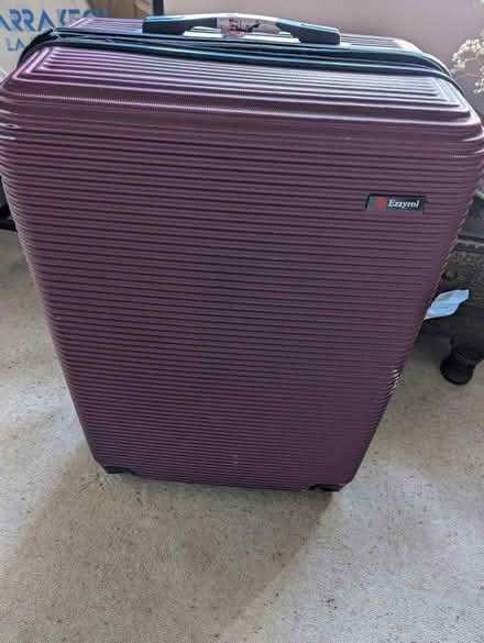 Photo of free Zip broken on suitcase (KT3 new malden) #1