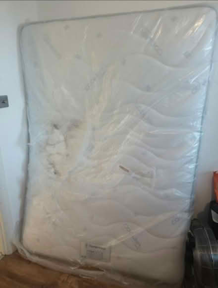 Photo of free gel mattress 4 '6 size (cr0 2ht) (Croydon CR0) #1