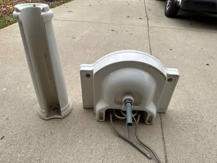 Photo of free Pedestal bathroom sink (Unincorporated north Wheaton) #2