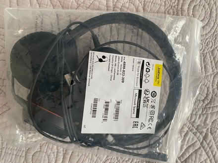 Photo of free Headset (black) (Stepney E1) #1
