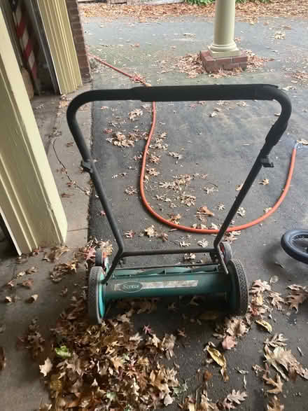 Photo of free Manual lawn mower (East Rock. New Haven.) #1