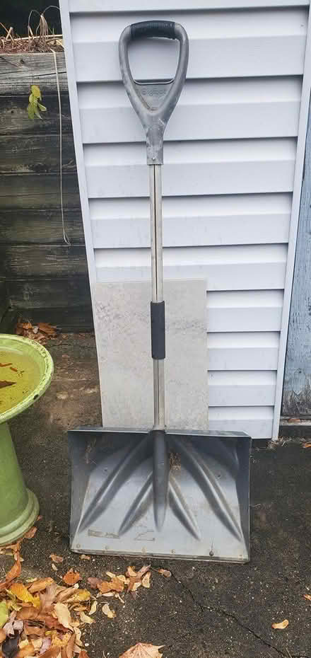 Photo of free Snow shovel (Springfield - Scenic Hills) #1