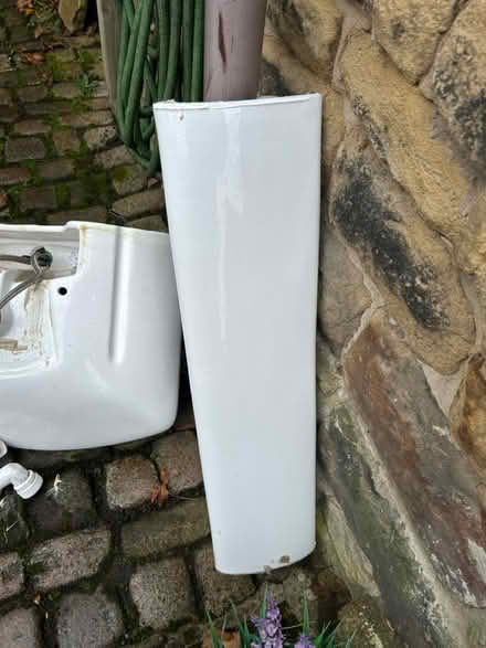 Photo of free Sink and pedestal (SK13 Padfield) #1