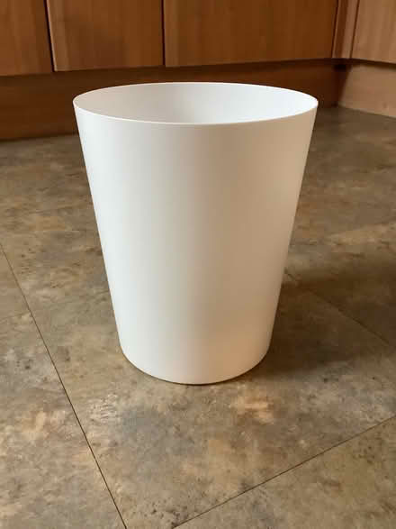 Photo of free Small waste bin (Woodford IG8) #1