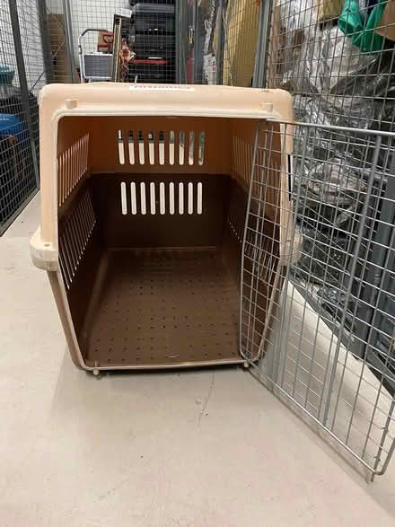 Photo of free Medium/Large dog crate (Ile-des-Soeurs (Verdun, MTL)) #1