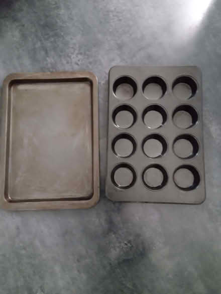 Photo of free Yorkshire/cakes tin & baking sheet (Alresford CO7) #1