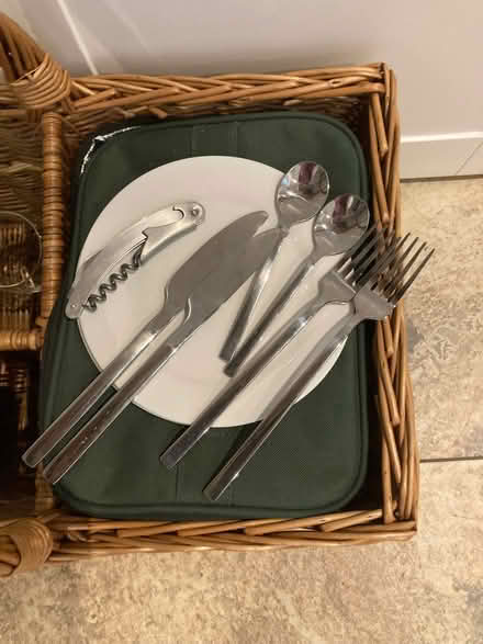 Photo of free Wicker hamper (Hampton Hill TW11) #4