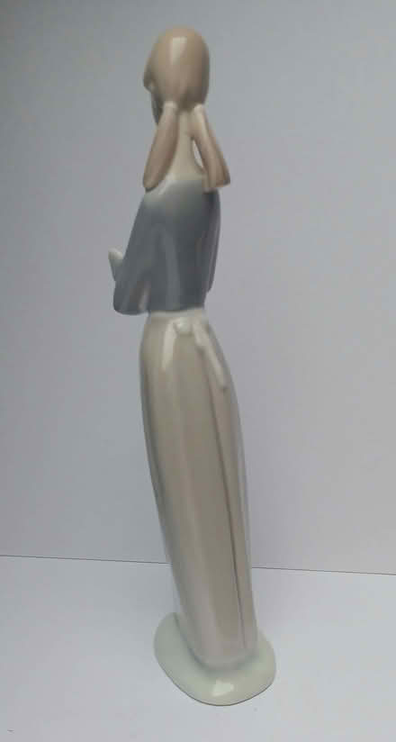 Photo of free Spanish Porcelain Figurine (NAO) - repaired neck (Primrose LA1) #4