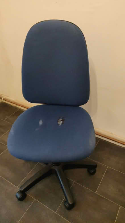 Photo of free Shabby but usable swivel chair (Leigh) #1