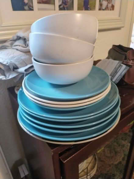 Photo of free 6 dinner plates, 4 side, 3 bowls (Badshot lea) #1
