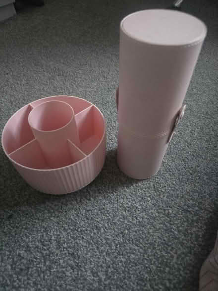 Photo of free Rotating makeup organiser/ makeup brush case (Tulse Hill SE24) #1