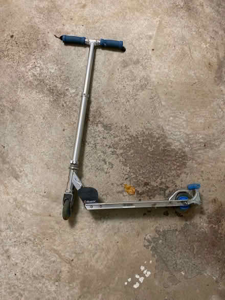 Photo of free Razor scooter (Cambridge Dr in Dunwoody) #1