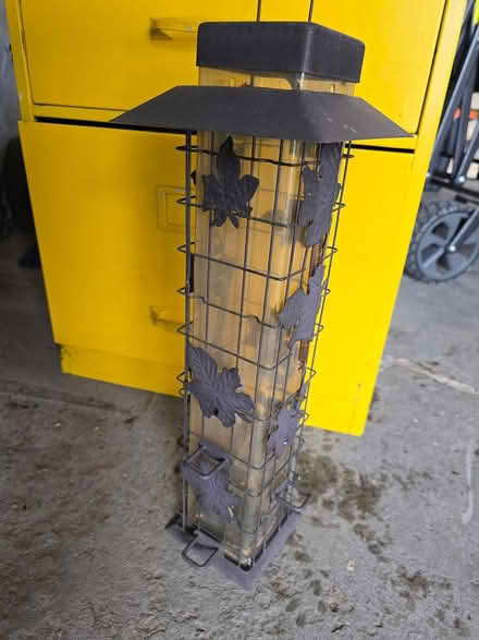 Photo of free bird feeder (Vanier north) #1