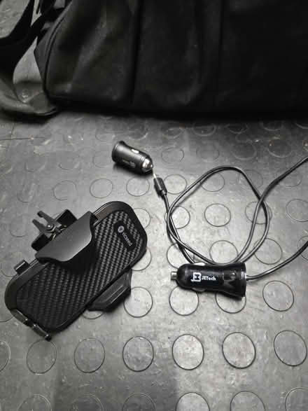 Photo of free Car phone mount and charger, bag (EN5) #2