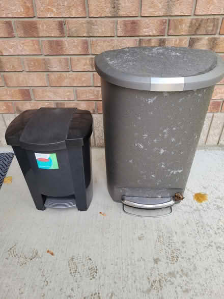 Photo of free 2 indoor garbage canisters (Montreal road and St Laurent) #1
