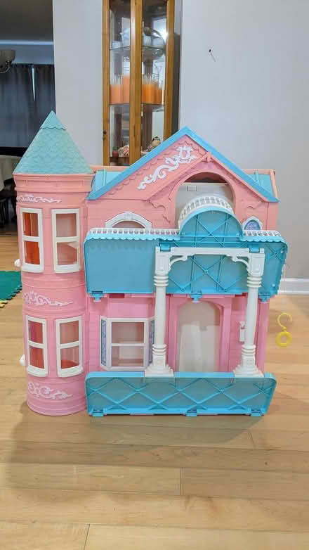 Photo of free Fold up Barbie dream house (Quentin and Euclid) #2