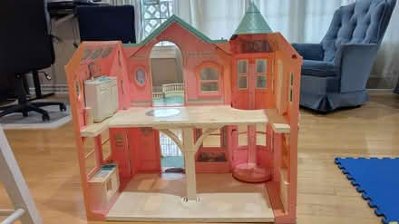 Photo of free Fold up Barbie dream house (Quentin and Euclid) #1