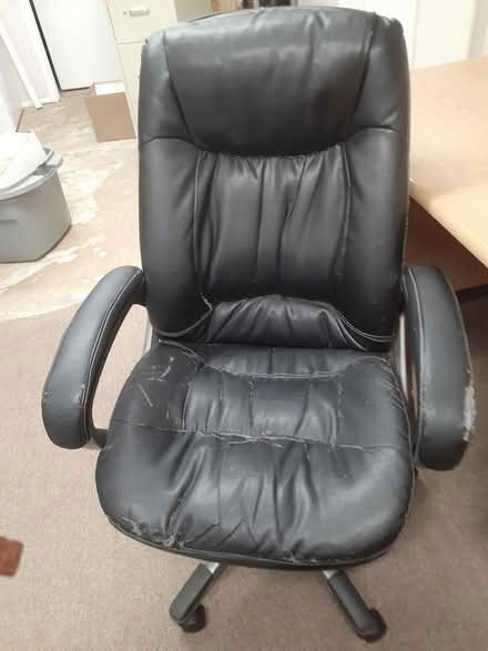 Photo of free Black office chair (Metuchen nj) #1