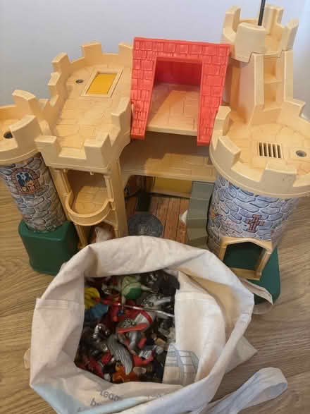 Photo of free Fisher price vintage castle plus knights and figures ( papo/ (Gracemount EH16) #1