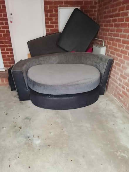 Photo of free Round sofa (Ct139du) #1