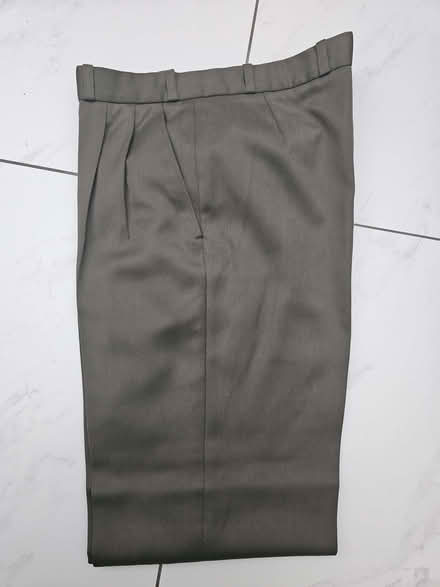 Photo of free Green / khaki coloured trousers 32/31 (Lower Morden SM3) #3