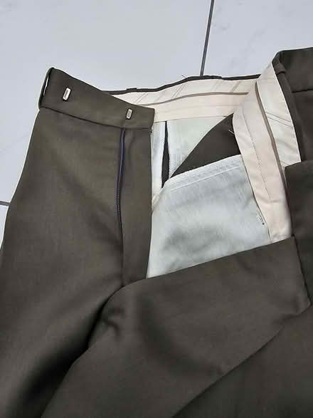 Photo of free Green / khaki coloured trousers 32/31 (Lower Morden SM3) #4