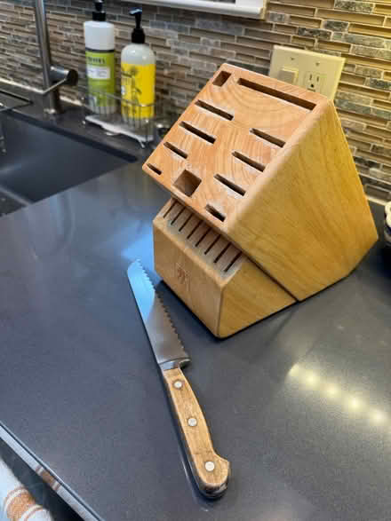 Photo of free Henckel knife block (Cherry Chase Sunnyvale) #1