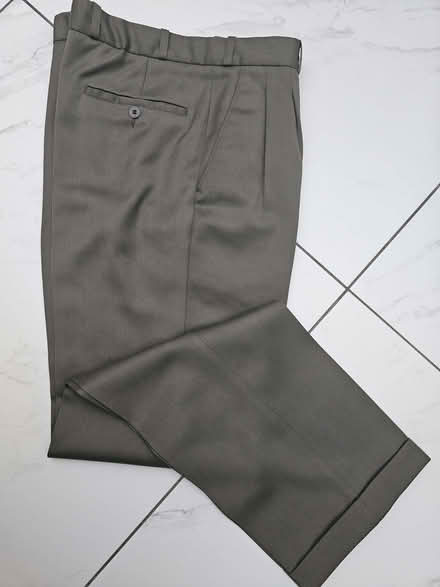Photo of free Green / khaki coloured trousers 32/31 (Lower Morden SM3) #2
