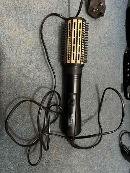 Photo of free Tresemmé Hot Brush (DE5 Ripley) #1