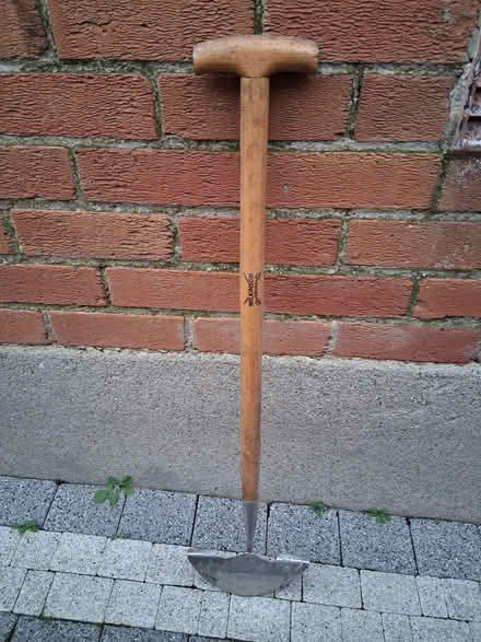 Photo of free Long handled edging tool for lawns (BT8) #2