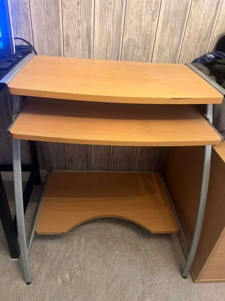 Photo of free Small computer/study desk (LE2 Aylestone) #1