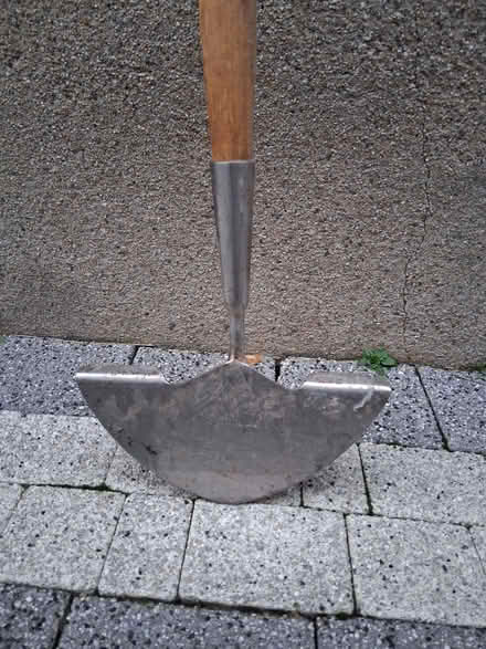 Photo of free Long handled edging tool for lawns (BT8) #1