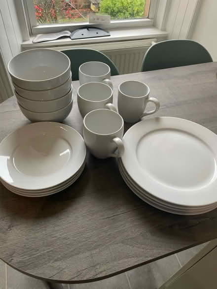 Photo of free White plate set (EH7) #1