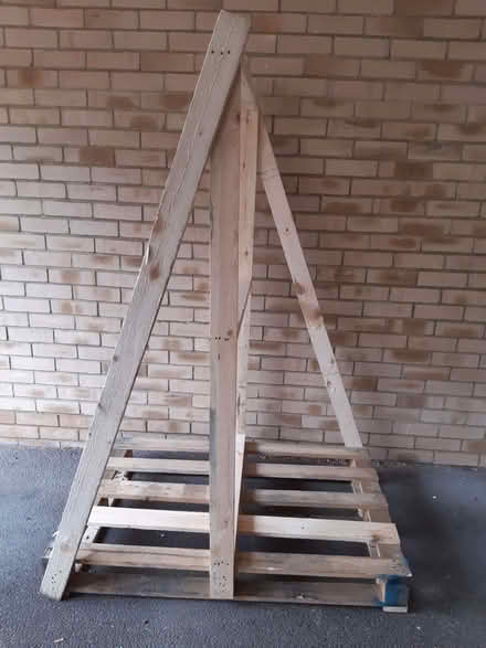 Photo of free Pallet with upright supports (Saint George's CO2) #1