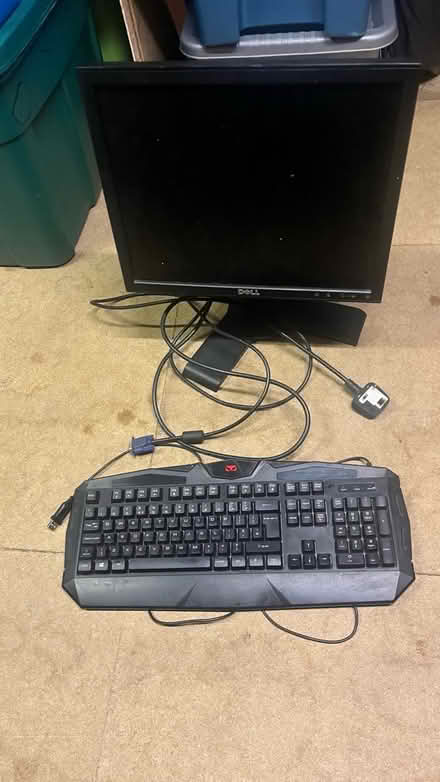 Photo of free Computer monitor & keyboard (SY11) #1