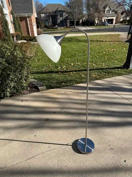 Photo of free 6ft floor lamp (Unincorporated north Wheaton) #1