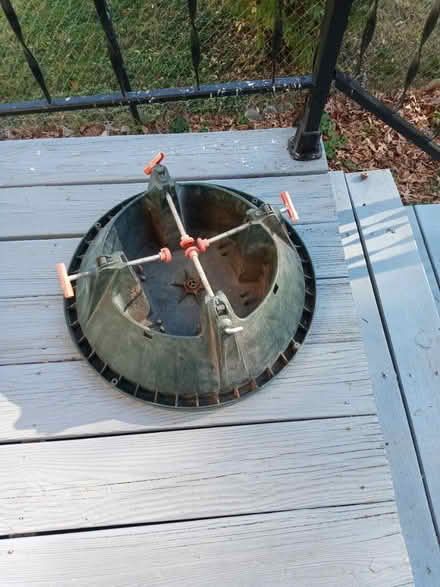 Photo of free Heavy duty Xmas tree stand (Mt Rainier MD) #1