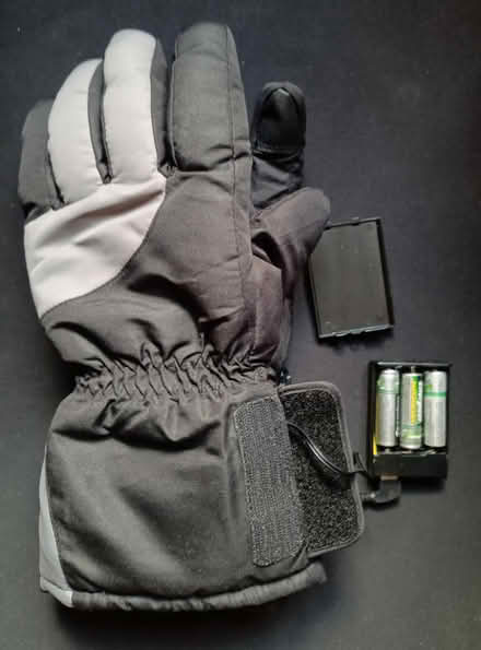 Photo of free USB-heated gloves (EH4 (Craigmount)) #2