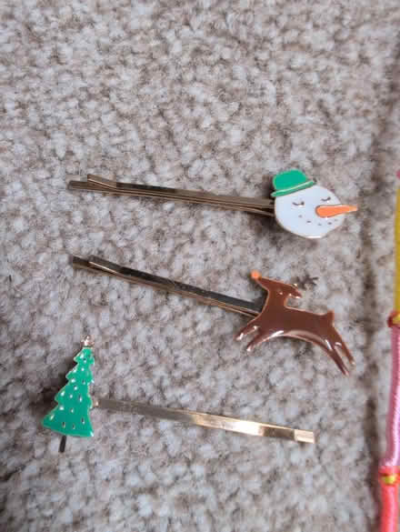 Photo of free Assorted girls hair accessories (HR1) #2