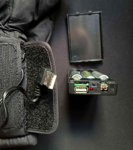 Photo of free USB-heated gloves (EH4 (Craigmount)) #3