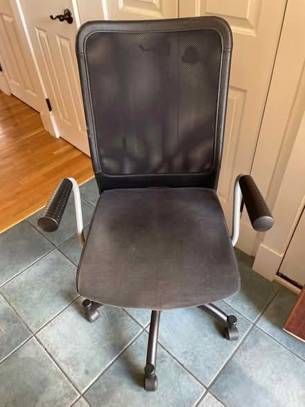 Photo of free Black swivel & adjustable ht chair (Reading, off West st) #2