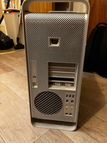 Photo of free Apple Mac Pro 1.1 (2006) Tower (High Bentham LA2) #4