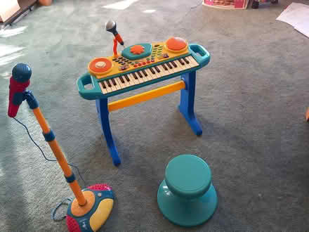 Photo of free Child's keyboard and microphone (Lisvane CF14) #1