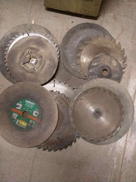 Photo of free discs (Barnard's Green WR14) #1