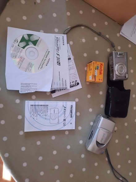 Photo of free Finepix camera about 20 years old, with 2GB memory card. (Grove OX12) #3