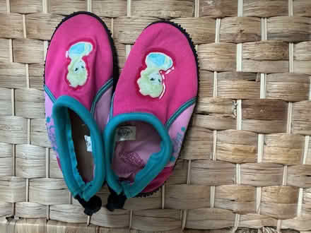 Photo of free kid’s slippers with Frozen Motif size 9 (Saint Leonards Ward EX2) #1