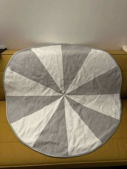 Photo of free Circular rug - grey & white (OX3 8TG) #1