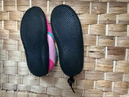 Photo of free kid’s slippers with Frozen Motif size 9 (Saint Leonards Ward EX2) #2