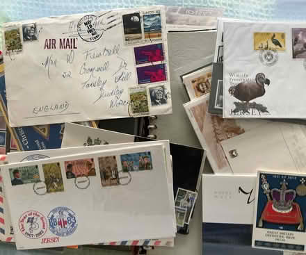 Photo of free A old collection of world postage stamps. (Baswich ST17) #1